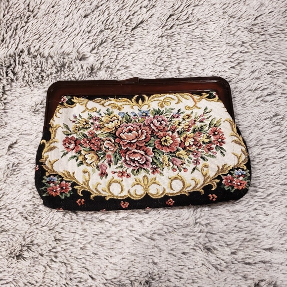Vintage Handbags - VINTAGE Embroidered Flowers Kisslock Clutch